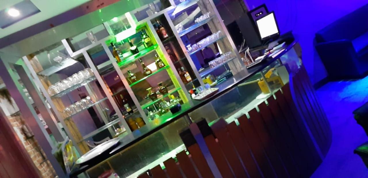 Hotel Vaithee Park Ченай Екстериор снимка